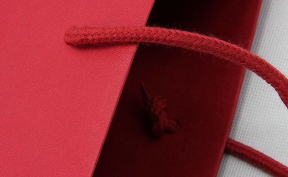 4C 6C Offset Printing Garment Paper Bags Dazzling Red Paper Gift Bags With Handles